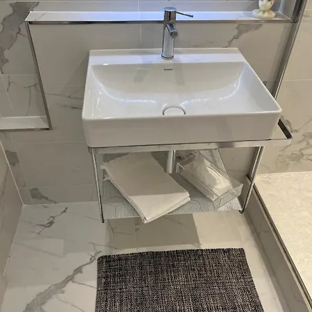 2 Pieces Sur Jardin * Paris